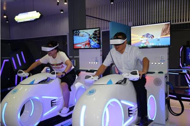 客戶正在體驗激情澎湃的vr摩托