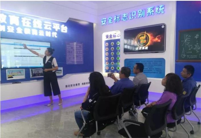 企業(yè)員工正在通過(guò)云端觀看安全教育視頻