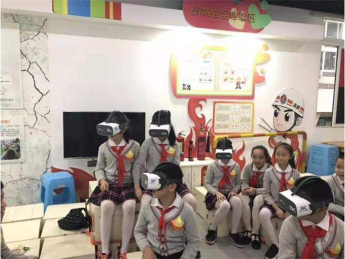 小學生們頭戴vr眼鏡體驗vr產(chǎn)品