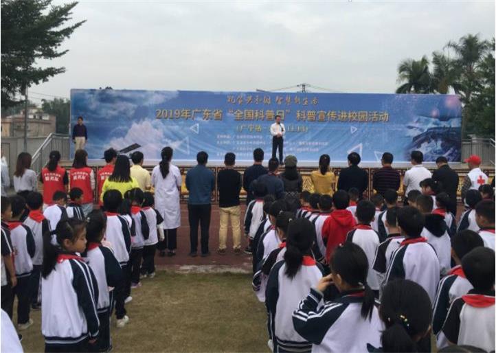 科普教育走進(jìn)校園，學(xué)生正在聽科普宣傳演講