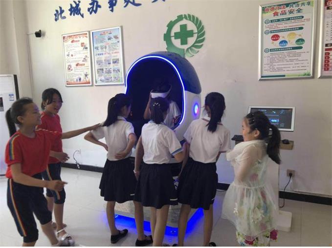 一群小朋友正在爭(zhēng)相體驗(yàn)vr蛋椅帶來(lái)的樂(lè)趣