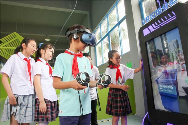 學生正在體驗vr垃圾分類