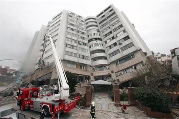 消防員正在使用吊車救援地震受災(zāi)樓層