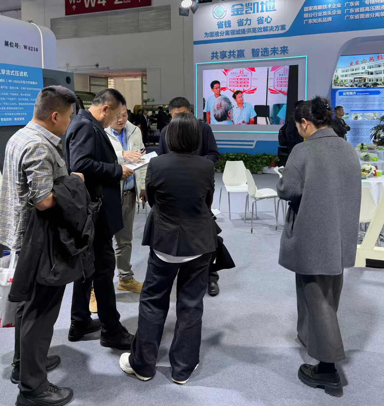 展會(huì)現(xiàn)場(chǎng)龐經(jīng)理與客戶合影