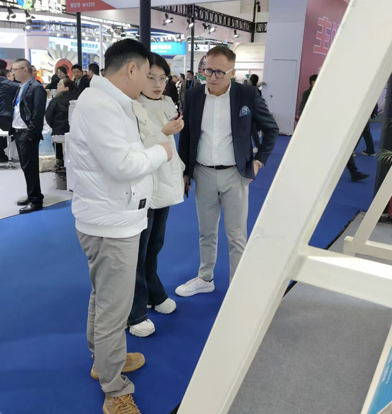 展會(huì)現(xiàn)場(chǎng)龐經(jīng)理與客戶交流